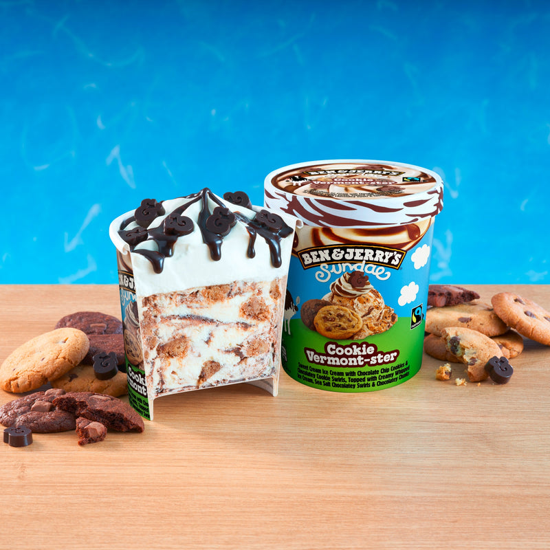 Cookie Vermont-ster Süßes Sahneeis mit Schokoladenkeksen und schokoladigen Kekswirbeln, gekrönt von cremig geschlagenem Eis, Meersalz-Schokoladensprenkeln und Schokoladenstückchen