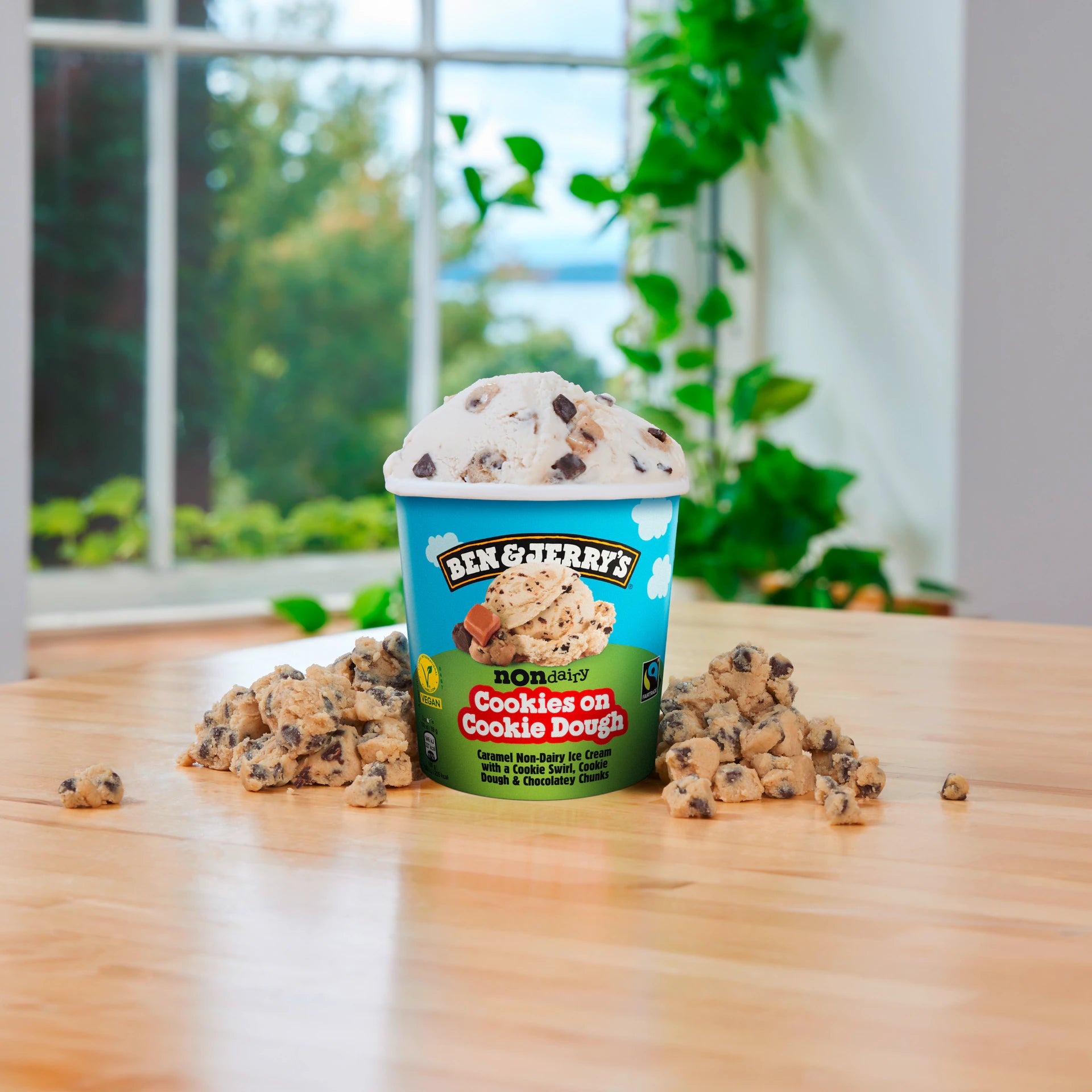 Cookies on Cookie Dough Veganes Karamell-Eis mit Keks-Strudel, Keksteig-Stückchen und schokoladigen Chunks Hauptbild