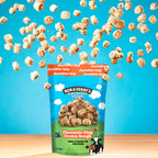 Chocolate Chip Cookie Dough Chunks Snack aus Cookieteig-Stücken mit Schokoladenstückchen, tiefgefroren.